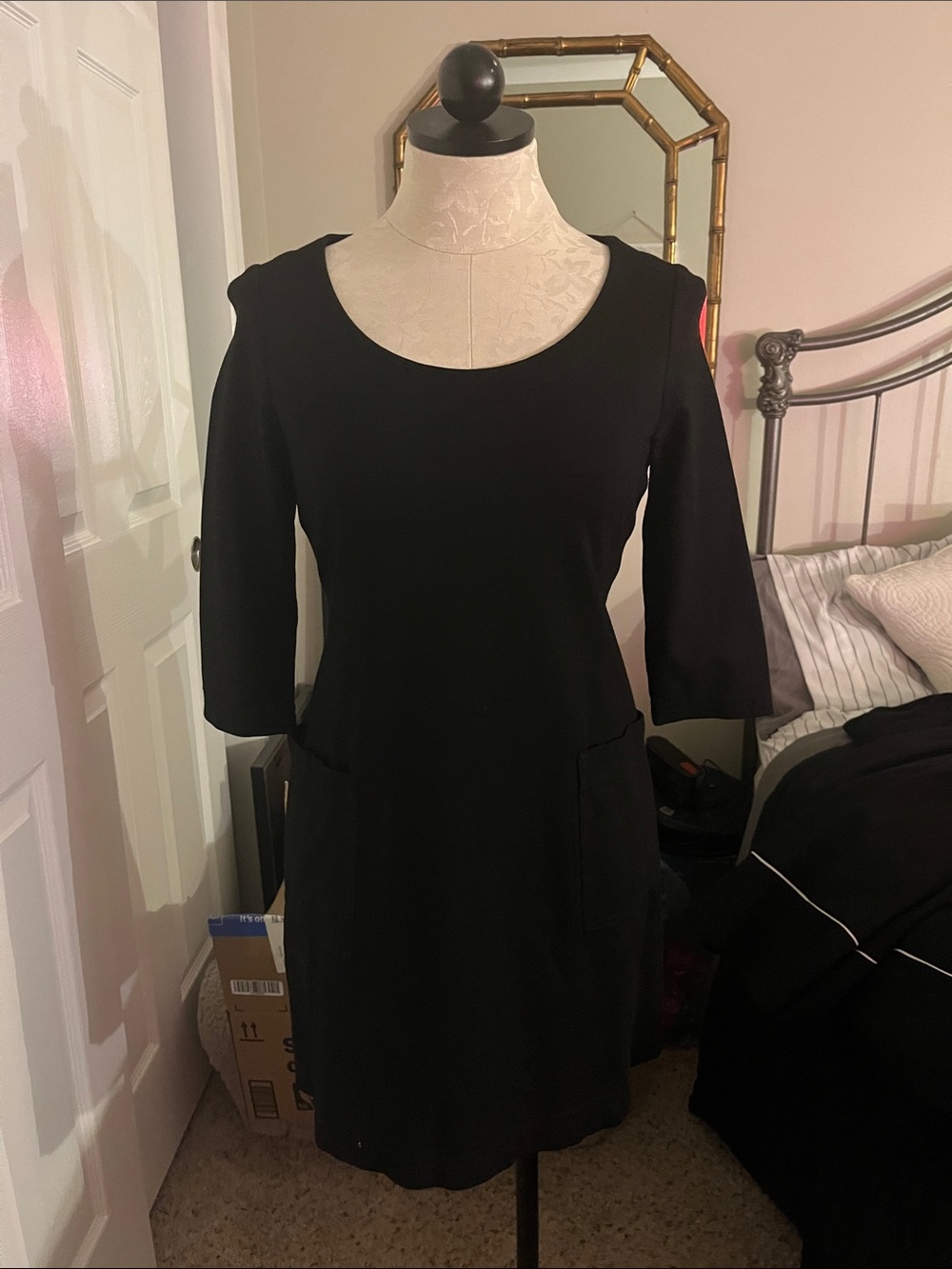 Elegant Black Long-Sleeve Shift Dress with Front Pockets
